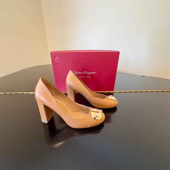 Salvatore Ferragamo NWT Luxury Chic Minimalist RARE Authentic Fiamma Tan Pumps - Picture 11 of 17
